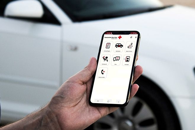 Handy mit der Rot Kreuz App darauf